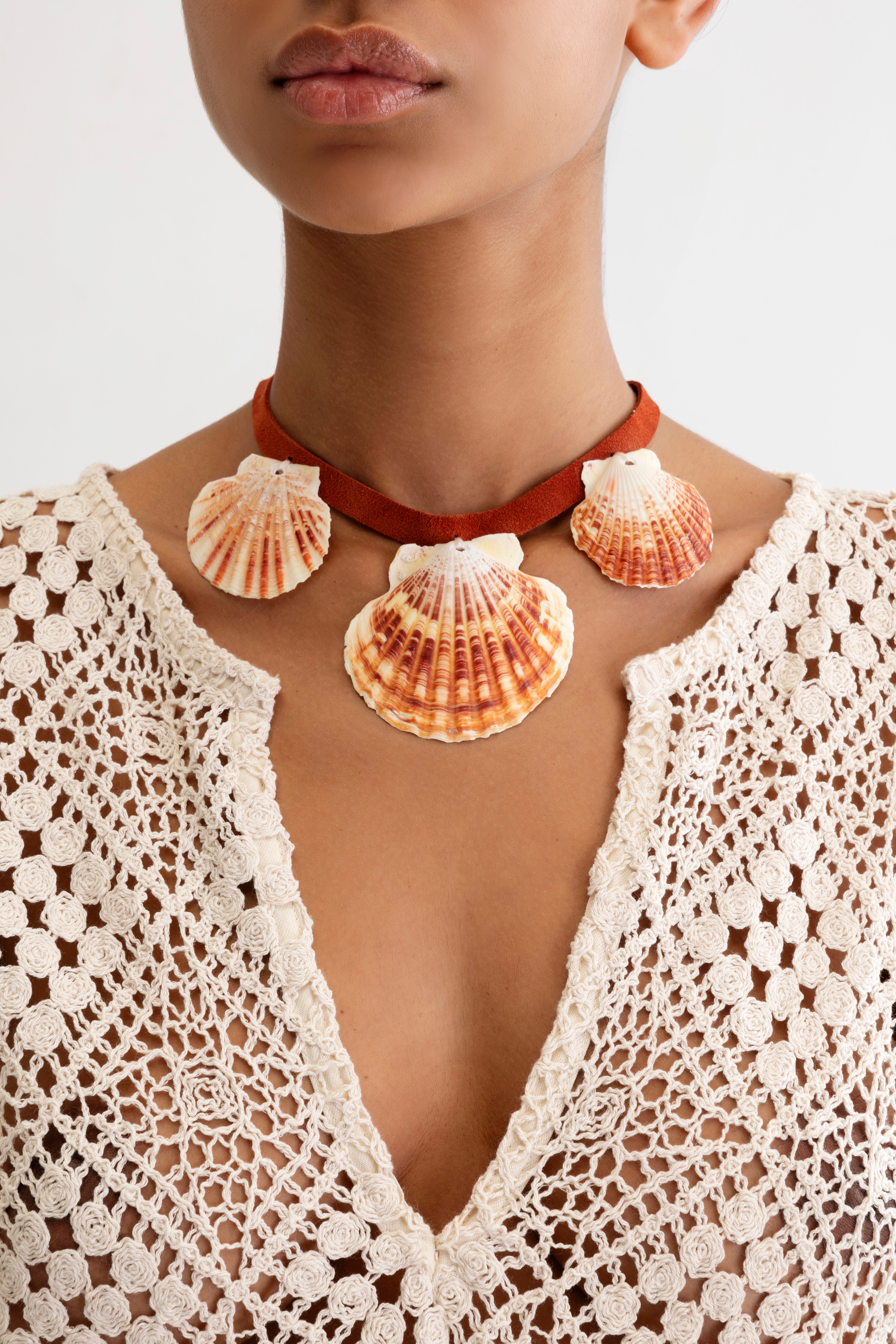 SEASHELL SUEDE NECKLACE